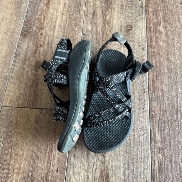 Chaco black sporty waterproof sandals youth size 1 - Picture 3 of 9